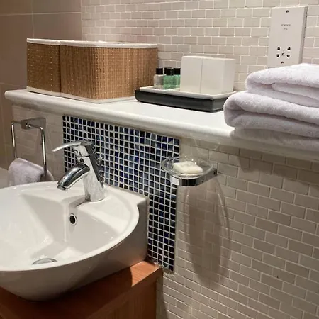 Touch Of Luxury Near Old City - Parking Available Apartment
